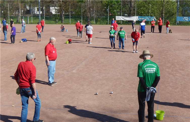 Reges Treiben herrschte auf den Spielbahnen des Ahrstadions. Fotos: RU