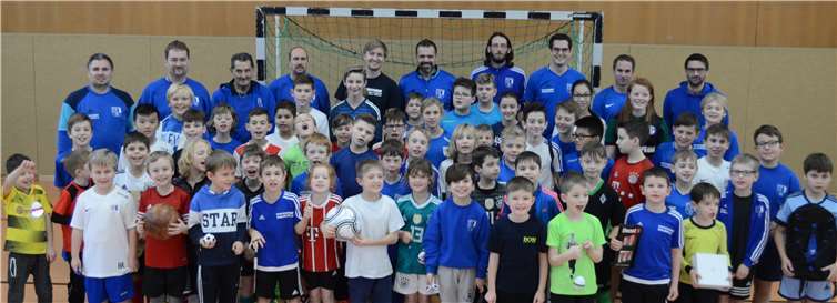 Reges Treiben herrschte beim Winteraktionstag der Juniorenabteilung des SV Ochtendung in der Wernerseckhalle. Die Organisation teilten sich die Juniorentrainer (v.li.) Stefan Krämer, stellvertretender Juniorenkoordinator Thomas Rinke, Siegfried Heumann, Mike Huber, Juniorenkoordinator Martin Schleich, Selcuk Zengin, Carsten Burr, Daniel Neises, Dennis Krämer und Patrick Bach.Foto: privat