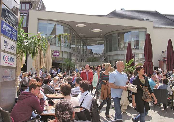 Reges treiben in und vor den Geschäften: Der verkaufsoffene Sonntag zog unzählige Besucher nach Andernach.MKA