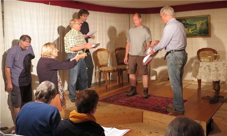 Regieanweisung von Gundula Schroeder (2. von links).Gemeinde Wachtberg/mm