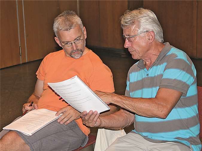 Regiebesprechung mit Dietmar Klug.