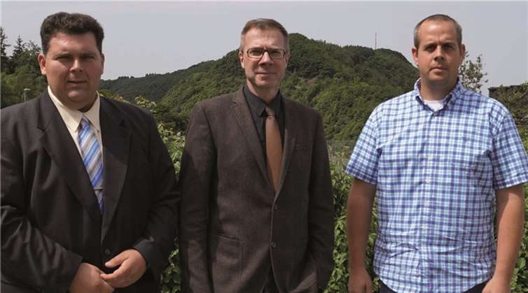 Regierungs-Schuldirektor Rudolf Funken (Mitte) von der ADD Trier präsentierte vergangene Woche Eugen Herrmann (links) als neuen kommissarischen Rektor der Konrad-Adenauer-Schule. Markus Freiwald wurde von der Präsidentin der ADD Dagmar Barzen. kommissarisch zum Konrektor berufen. .MT