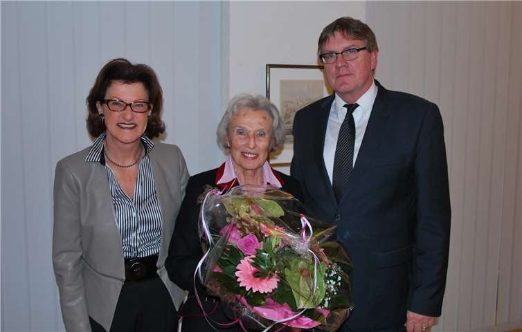 Regierungspräsidentin Gisela Walsken (Vorsitzende des Bezirksverbandes Köln-Aachen im Volksbund Deutsche Kriegsgräberfürsorge e. V.), Uta Gräfin Strachwitz und Landrat Sebastian Schuster (Vorsitzender des Kreisverbandes des Volksbundes Deutscher Kriegsgräberfürsorge e. V.) (v. l. n. r.), anlässlich der Übergabe der Friedensglocke des Volksbunds Deutsche Kriegsgräberfürsorge e. V. an Uta Gräfin Strachwitz im Januar 2015.privat