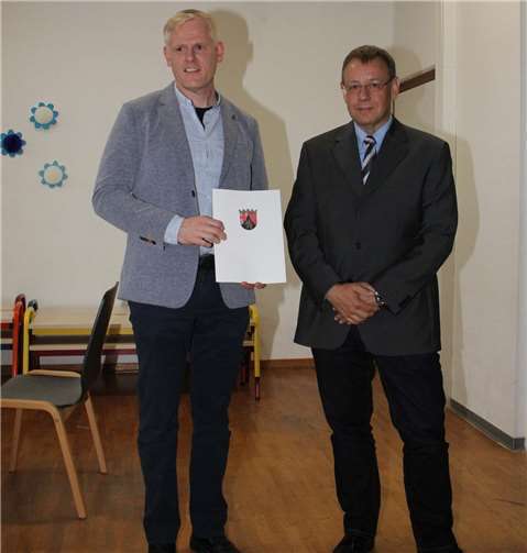 Regierungsschuldirektor Rolf Brüdern nahm die Ernennung von Dirk Hansen vor.