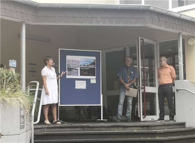 Regierungsschuldirektor der ADD, Hubertus Bialas überreichte Doris Schulte-Schwering die Ernennungsschreiben.