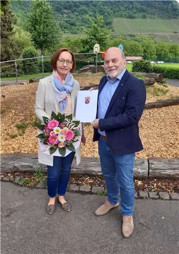 Regierungsschulrat Stefan Gerber von der Aufsichts- und Dienstleistungsdirektion Trier freute sich, der Schulleiterin die Dankurkunde der Landesregierung persönlich aushändigen zu dürfen. Foto: privat