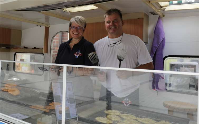 Regina Gutzeit und Peter Klee sorgen bei den Stadtsoldaten Remagen für heiße Rievkooche.
