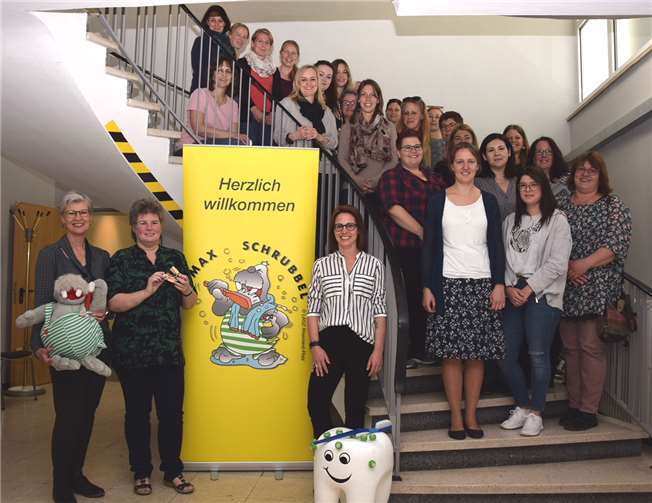 Regina Jungbluth (von links), Lioba Schlee-Tullius und Sabrina Linnig (AGZ) mit den Teilnehmerinnen des Workshops „Der Mund – das Tor zum Körper“ im Gesundheitsamt Neuwied. Foto: Kreis Neuwied