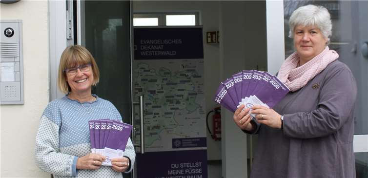 Regina Kehr und Sabine Jungbluth (v.l.) präsentieren vor dem Karl-Herbert-Haus in Westerburg das neue Programm der evangelischen Erwachsenenbildung.Foto: privat