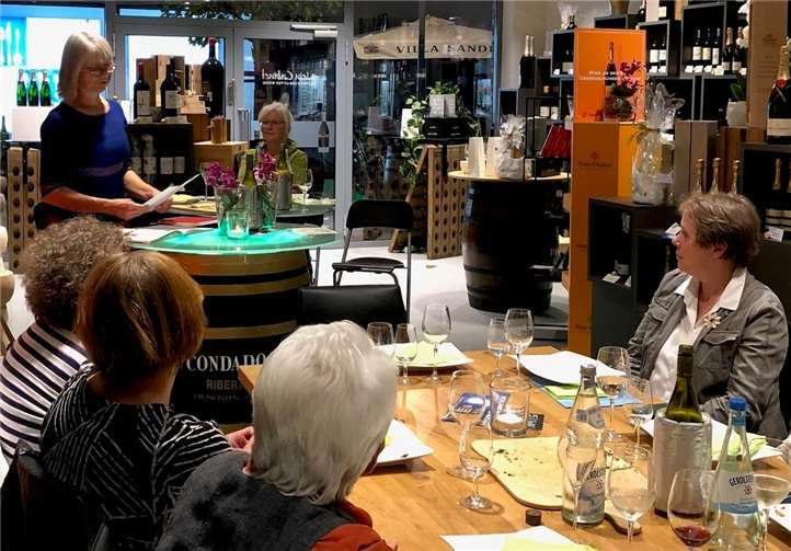 Regina Menzen unterhielt die Büchereimitarbeiterinnen mit humorvollen Texten. Privat