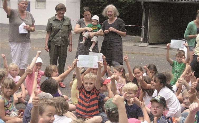Regina Pfendtner, Nathalie Plum und Ursula Schwarz (v.li.) mit den Kindern der AWO-Ferienfreizeit.privat