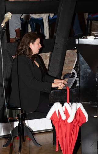 Regina Pohl spielt das Piano bei StandArt und ist im Trio Lady Like aktiv.