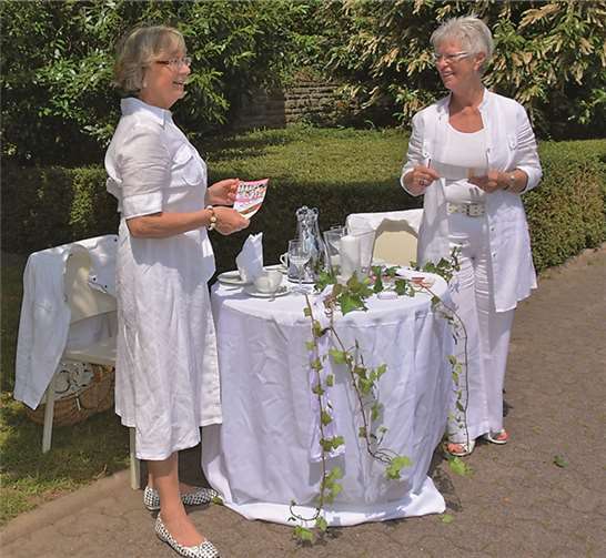 Regina Tilch und Lotte Kubitz machten ihr ganz persönliches erstes Diner en Blanc in Koblenz ganz in weiß gekleidet in den Rheinanlagen. (c) Marlies Becker