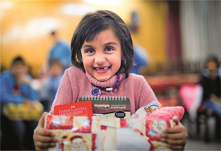 Regina aus einem Waisenhaus in Stos freut sich über ihr Geschenk aus der Aktion „Weihnachten im Schuhkarton“. Privat