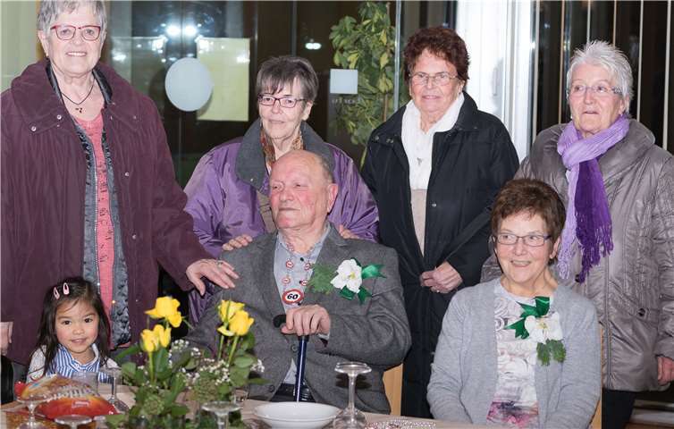 Regina und Albin Kröff umgeben von den Chormitgliedern.RK-Foto
