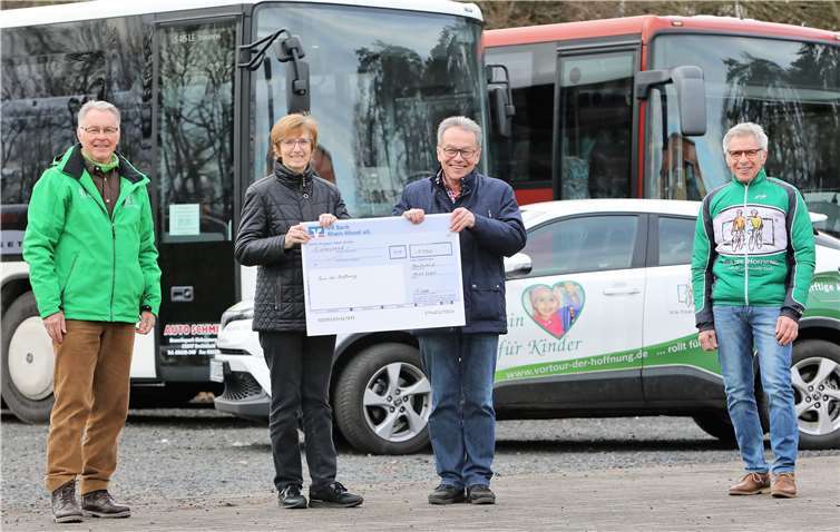 Regina und Alfons Oehl (Mitte) von der Firma „Auto-Schmidt“ überreichten den Spendenscheck an Jürgen Grünwald (li.) und Hans-Hermann Walkenbach (re.) Foto: privat