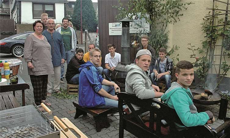 Regina und Bernd Neltner am romantischen Lagerfeuer. -UM-