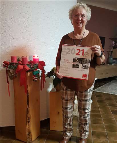 Regine Behr-Kollosche präsentiert historischen Kalender 2021.Foto: Hans Kollosche