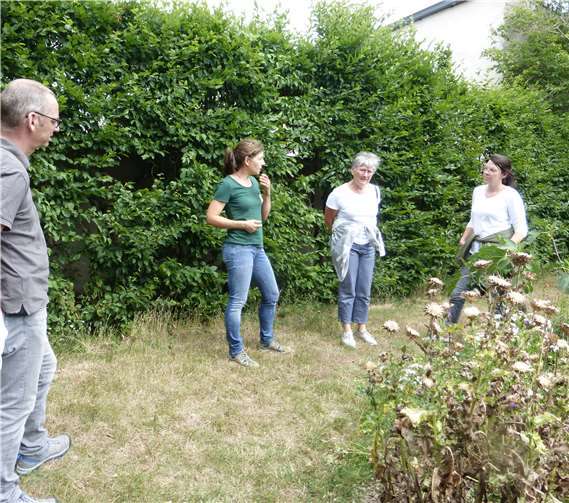Regine Eckenroth (2. v.l.) und die Mitglieder der FWGZ bei der Führung durch ihren Garten. Fotos: privat