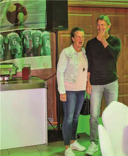 Regine Schwolow war eingeweiht. Dietmar Schwolow hingegen hatte die Einladung zu einem Essen in kleinem Rahmen erwartet.