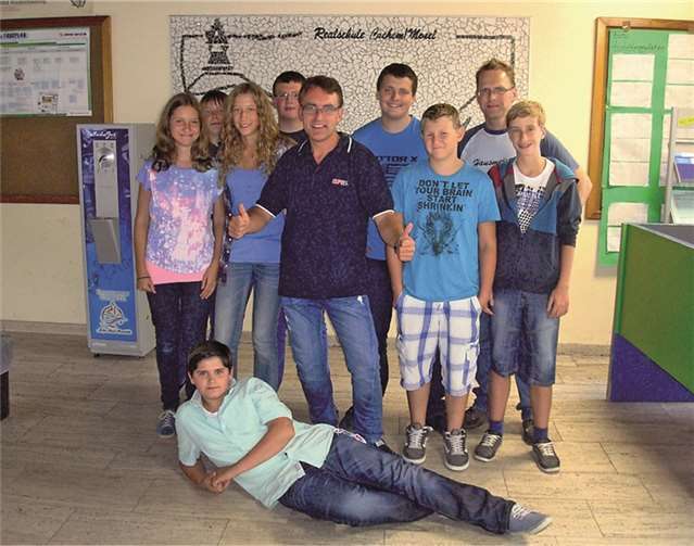 Region. Einen besonderen Besuch hatte kürzlich das Schulradio RSC40. Ralf Schwoll kam zu einem Workshop an die Schule. Der Radiomoderator gab den Schülern wichtige Tipps, was beim Moderieren zu beachten ist, dass man auf seine Aussprache achten muss, wie man seine Beiträge richtig schneidet und gestaltet. Nach der Theorie kam die Praxis im eigenem Radiostudio der Schule. Dort wurde unter Anleitung von Ralf Schwoll ein neues „Intro“ für das RSC40 produziert. Auch wurde das richtige Reden am Studiomikrofon geübt und Interviews geführt. Privat