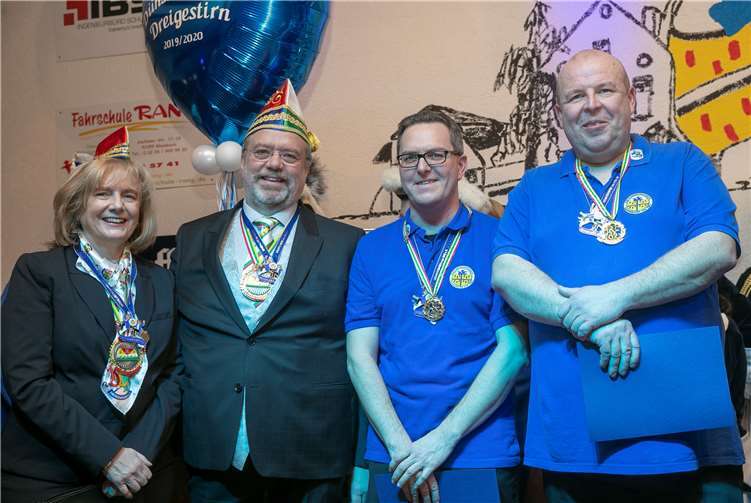 Regional-Repräsentant des BDK, Helmut Kessel, überreichte gemeinsam mit seiner Kollegin Angelika Johnen den BDK-Verdienstorden in Gold an die langjährigen Freundschaftsbund-Vorstandsmitglieder Rainer Nöthen und Thomas Habeth.