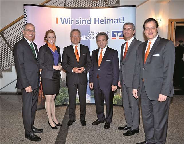 Regionalbeiratsvorsitzender Armin Seiwert, Markenbotschafterin Julia Bertram, Vorstandsvorsitzender Elmar Schmitz, Regionalmarktdirektor Peter Schäfer, Vorstand Sascha Monschauer, Vorstand Markus Müller. privat