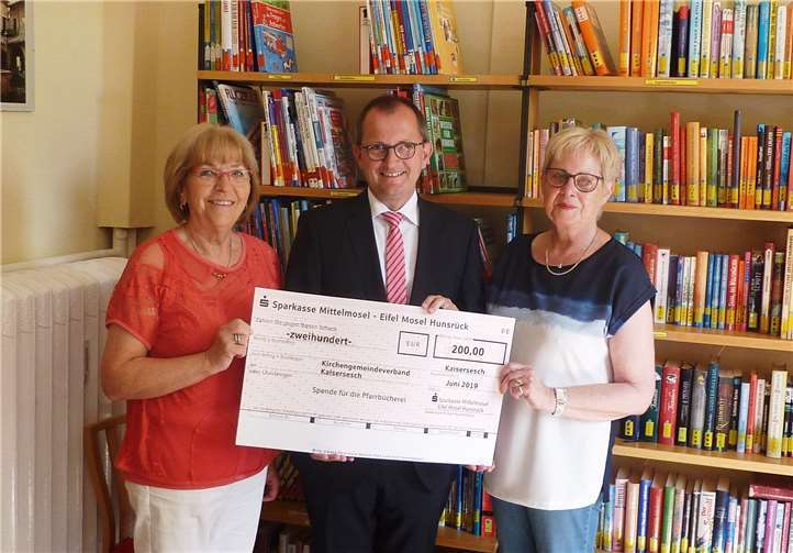 Regionalbereichsleiter Kaisersesch Helmut Gabler übergab Irmgard Walgenbach und Marianne Johann symbolisch den Scheck in Höhe von 200 Euro.Foto: privat