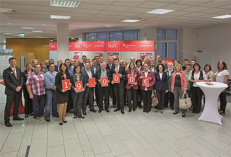 Regionaldirektor Stephan Moos (1. Reihe, 5.v.l.) übergab die Spenden an die Vereinsvertreter in Anwesenheit von Bürgermeister Stefan Raetz (2. Reihe, links neben Moos). Kreissparkasse Köln