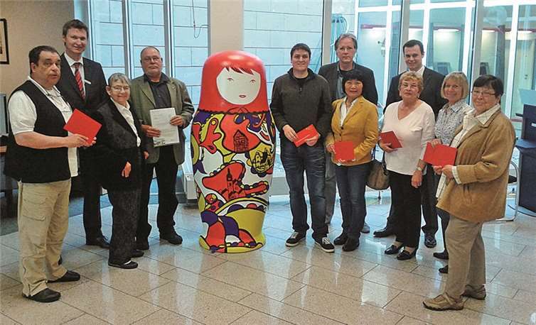 Regionaldirektor Stephan Moos (hinten r.) und Filialdirektor Jörg Niemeyer (2.v.l.) von der Kreissparkasse Köln überreichten die Preise aus dem Gewinnspiel zur Eröffnung der Regional-Filiale Rheinbach an die glücklichen Gewinner. Über den Hauptpreis durfte sich Bernd Nickel (4.v.l.) freuen.privat