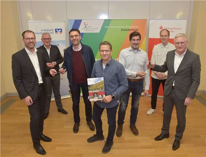 Regionale Banken übernehmen erste Monatsmiete in der Pop-Up-Mall Bad Neuenahr-Ahrweiler. Bei der symbolischen Schlüssel- und Mietvertragsübergabe mit dabei (v.l.n.r.): Thomas Theisen, Guido Orthen, Volker Danko, Patrick Küpper, Thorsten Hermann, Kevin Hengsberg und Dieter Zimmermann.Foto: Ahr-Foto Gausmann