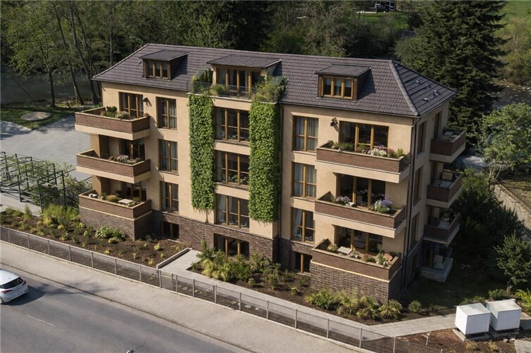 Regionale Baustoffe und warme Erdtöne  in Verbindung mit klassischen Bauelementen schaffen einen Architekturstil, der Jahrzehnre überdauern könnte.