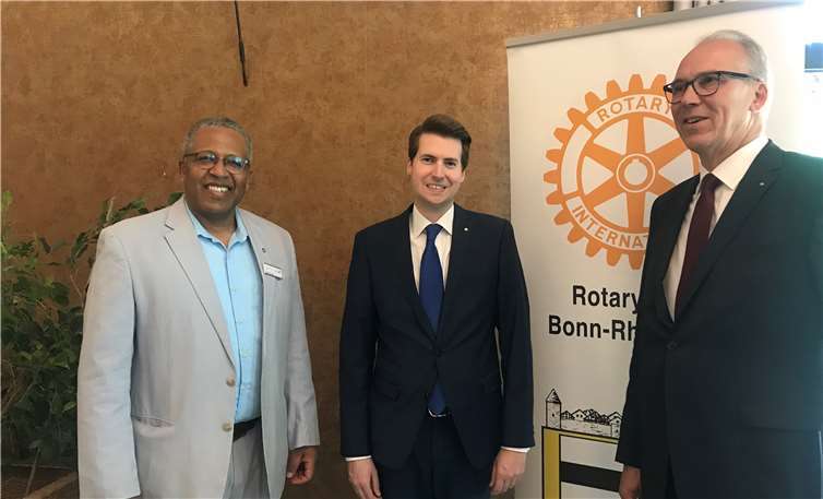 Regionale Verbundenheit: v.l. Paul Desanker, RC Bonn International, Michael Heider, RC Bonn-Rheinbach, und Ludwig Veltmann, RC Euskirchen, sind die neuen Präsidenten.Fotos: RC Bonn-Rheinbach/M. Hörig