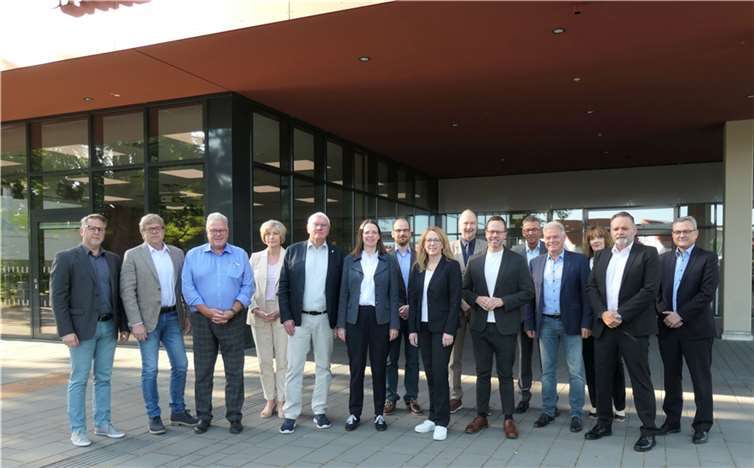 Regionales Spitzentreffen der bildungspolitischen Akteure aus Politik, Schule, Wirtschaft, und Arbeit mit Landrat Sebastian Schuster (5.v.li.) und Victoria Appelbe, Wirtschaftsförderin der Bundesstadt Bonn, (6.v.li.) vor dem Eingang des Carl-Reuther-Berufskollegs des Rhein-Sieg-Kreises in Hennef. Foto: Rhein-Sieg-Kreis