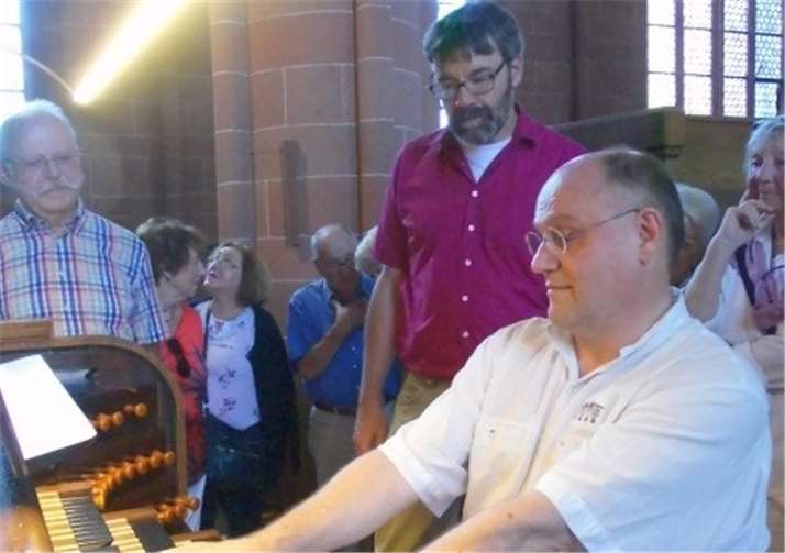 Regionalkantor Bernhard Blitsch, der Leiter des Chores, mit seinem Amtskollegen Horst Christill an der Orgel.Privat