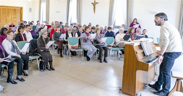 Regionalkantor Bernhard Blitsch mit den Teilnehmenden Chorsängern bereiteten sich auf das neue Liedgut vor. -VJ-