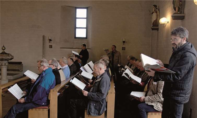 Regionalkantor Bernhard Blitsch (rechts) probte mit den Männerstimmen in der Pfarrkirche Sankt Maria Rosenkranzkönigin in Berkum Lieder aus dem neuen „Gotteslob“.