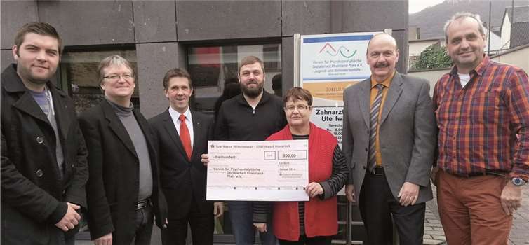 Regionalleiter Frank Michels (3.v.l.) überreichte den Scheck in Höhe von 300 Euro an den Verein für Psychoanalytische Sozialarbeit Rheinland-Pfalz e.V. privat