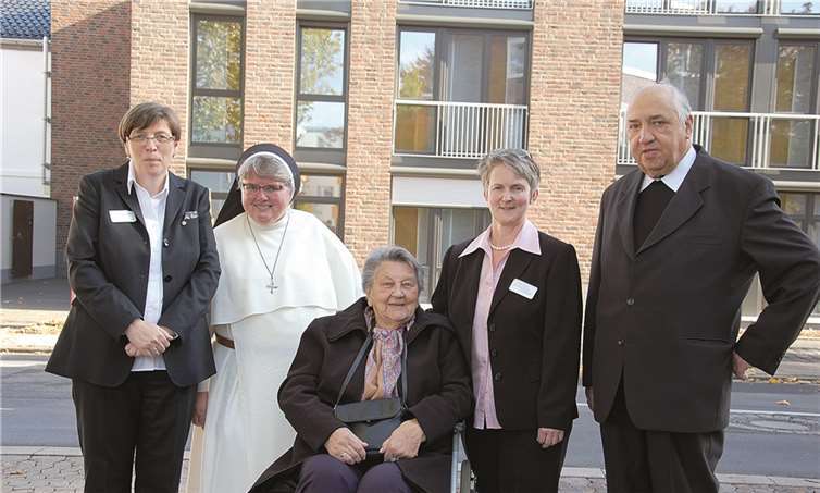 Regionalleiterin Doris Henke-Happ, Generalpriorin Sr. Sara Böhmer, Bewohnerin Enny Kall, Seniorenhausleiterin Ingrid Gierich und Pfarrer i. R. Albrecht Tewes.  Privat