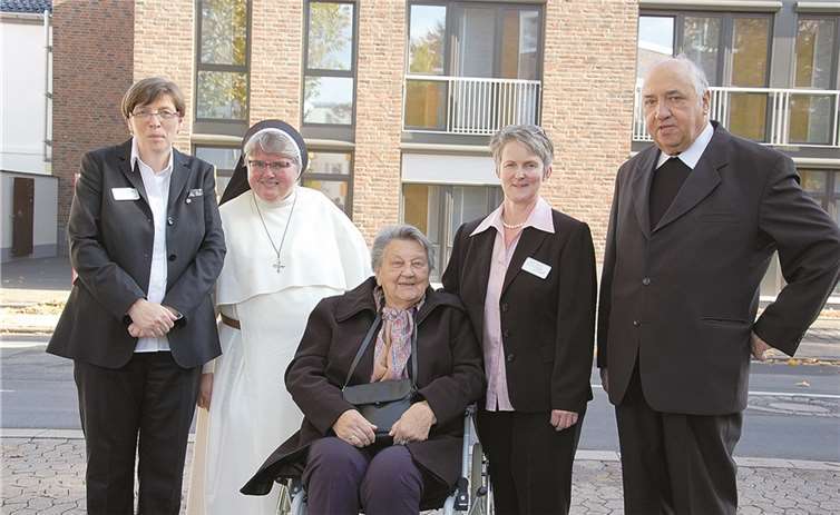 Regionalleiterin Doris Henke-Happ, Generalpriorin Sr. Sara Böhmer, Bewohnerin Enny Kall, Seniorenhausleiterin Ingrid Gierich und Pfarrer i. R. Albrecht Tewes.privat