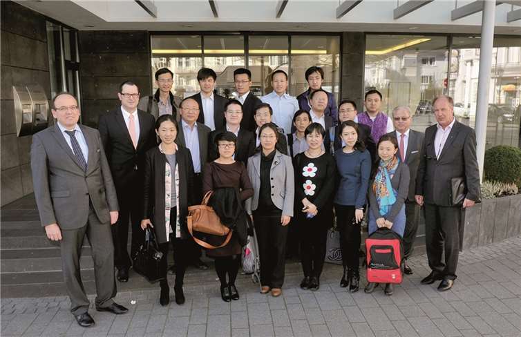 Regionalmarktdirektor Christoph Kniel (2.v.r.) sowie die Bereichsleiter Michael Nisius (2.v.l.) und Josef Runkel (links) begrüßen Rüdiger Meister von der ADG (rechts) und die chinesischen Gäste in der Neuenahrer Hauptstelle der Volksbank RheinAhrEifel. Privat