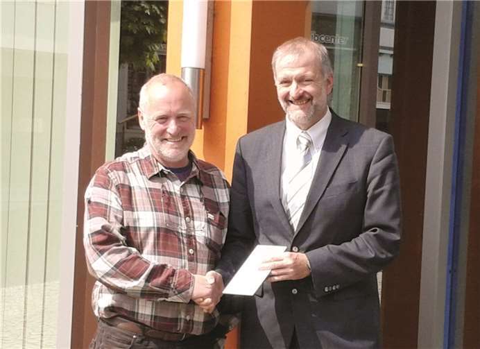 Regionalmarktleiter Ulrich Runkel überreichte dem glücklichen Gewinner Franz Josef Schmitz seinen Gewinn. privat