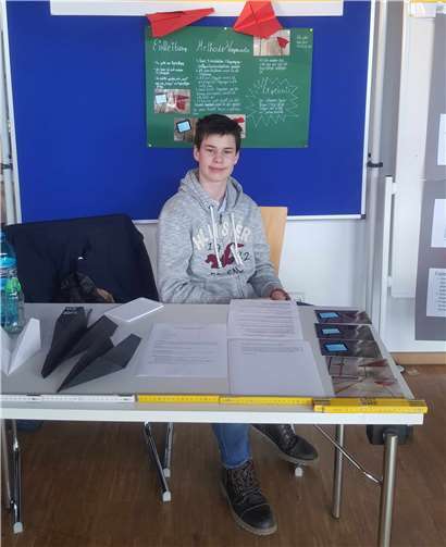 Regionalsieger Lukas Isnardy präsentiert seine Ideen zur Unfallverhütung durch Magnetismus.