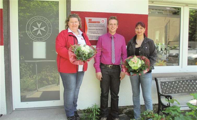 Regionalvorstand Christian Görg gemeinsam mit Pflegedienstleitung Yvonne Siegl (r.) und der stellvertretenden Pflegedienstleitung Meike Janski (l.) .Johanniter/Lisa Reichert