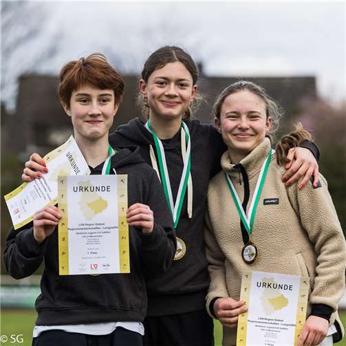 Regionsmeisterinnen WU16 über 3×800 Meter: Katarina Groß, Sophie Fiehler und Helena Mimzeck.