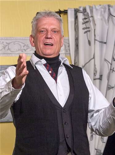 Tempo, Witz und Spannung Regisseur, Autor und Intendant Hein Beschmann sorgte zusammen mit dem Ensemble der Pecher Dorfbühne mit seinem dritten Stück aus eigener Feder für einen unvergesslichen Theaterabend.