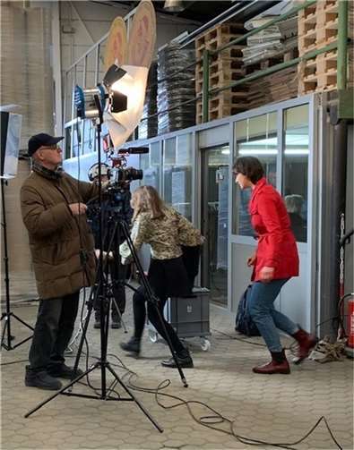 Regisseur Bernd Schneider bei den Dreharbeiten zu „Die Tote vom Bleidenberg“.  Foto: Claudia Huchzermeier