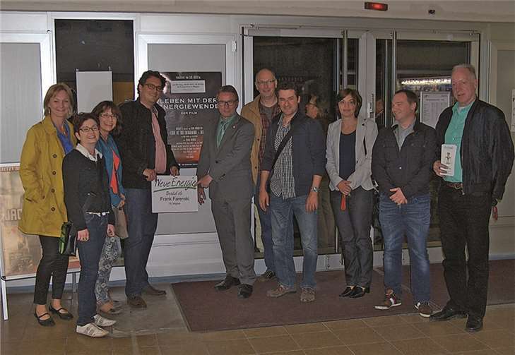 Regisseur Frank Farenski (4.v.l.) gemeinsam mit den Vertretern der Grünen im Corso Kino in Mayen. privat