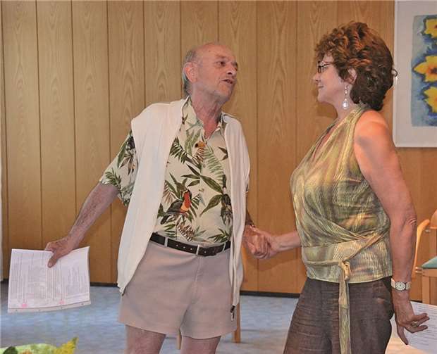 Regisseur Günter Krause probt mit Beatrix Schumacher eine Kussszene.