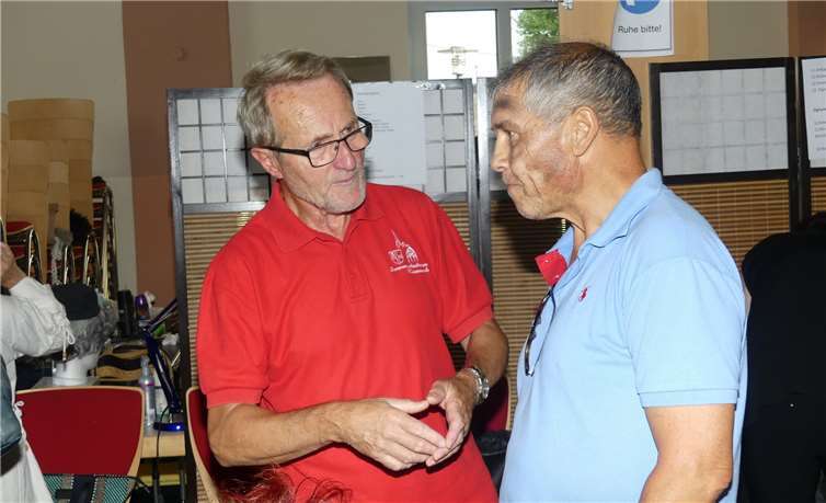 Regisseur Helmut Mattern (li.) steht auch hinter den Kulissen seinem Ensemble mit Rat und Tat zur Seite.Fotos: TE